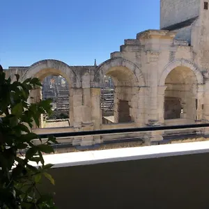 studio-climatise-avec-balcon-face-aux-arenes-darles.fr-provencehotel.com/
